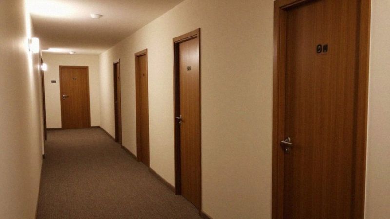 Jakie zachowania zakłócają ciszę nocną w hotelu?