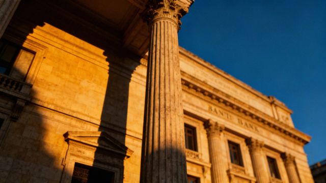 Czy bank może wypowiedzieć umowę kredytu hipotecznego? Kluczowe informacje i rady