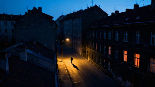 Godziny ciszy nocnej — co warto wiedzieć o regulacjach i karach?