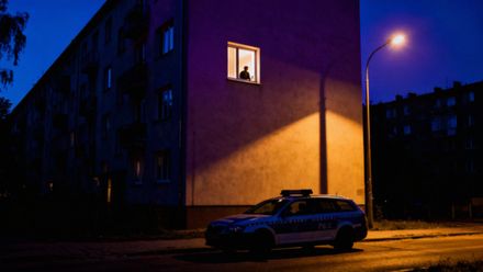 Jak zgłosić zakłócanie ciszy nocnej? Praktyczny poradnik dla mieszkańców