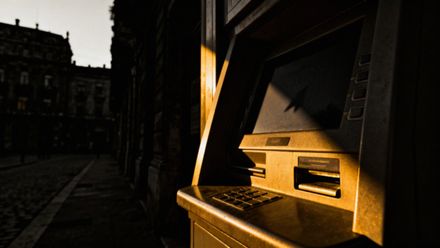Kradzież karty do bankomatu – jak się przed nią uchronić?