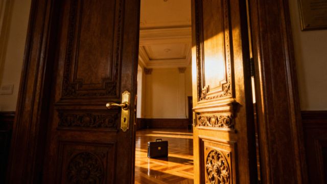 Kto może reprezentować spółkę komandytową? Kluczowe informacje i zasady